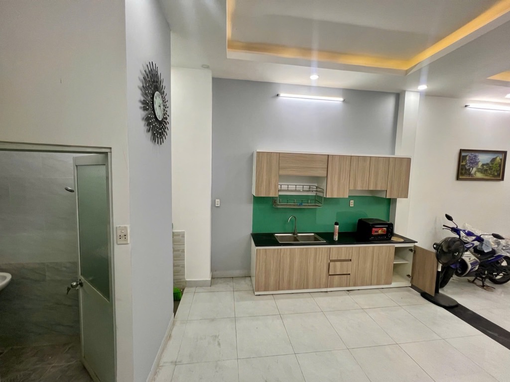 Nhà 4 tầng, 4 Phòng ngủ và sân thượng. ngang 4,4m, ngay khu trường học liên cấp Dương Văn Thì. Nhỉnh 6tỷ.