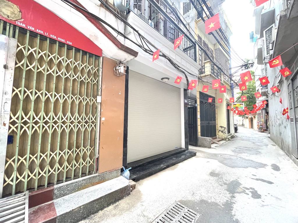 NHÀ ĐẸP DÂN XÂY - GẦN Ô TÔ - GẦN PHỐ, - TRUNG TÂM CẦU GIẤY - THOÁNG SÁNG - KHU VỰC NHIỀU TIỆN ÍCH.