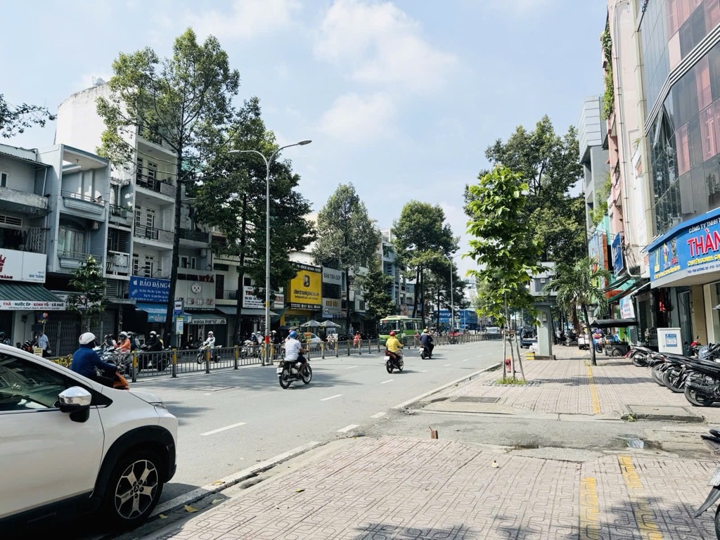 Bán nhà MT đường 3/2 , q11 , 3 tầng , 67m , giá chỉ nhỉnh 20 tỷ