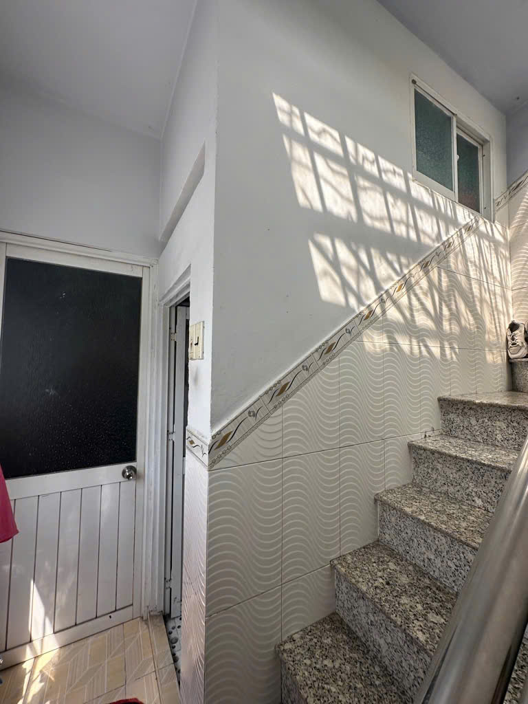 PHỐ ĂN UỐNG QUẬN 4 - HẺM 1 TRỤC 3 CĂN NHÀ RA VĨNH KHÁNH - HẺM XE HƠI LÝ THUYẾT- NHÀ 5 TẦNG MỚI ĐẸP NHỈNH 6 TỶ