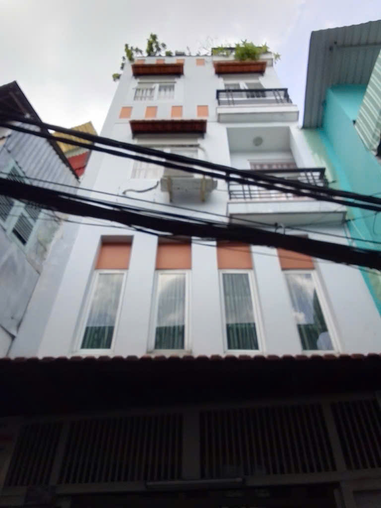 PHỐ ĂN UỐNG QUẬN 4 - HẺM 1 TRỤC 3 CĂN NHÀ RA VĨNH KHÁNH - HẺM XE HƠI LÝ THUYẾT- NHÀ 5 TẦNG MỚI ĐẸP NHỈNH 6 TỶ