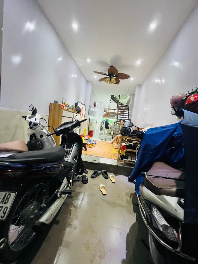 Bán nhà đường Nguyễn Trãi, cách Royal City vài bước chân, 34m2, nhỉnh 7 tỷ