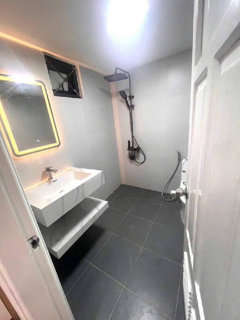 NHÀ MẶT PHỐ - CĂN GÓC - 1 PHÚT RA Ô CHỢ DỪA.