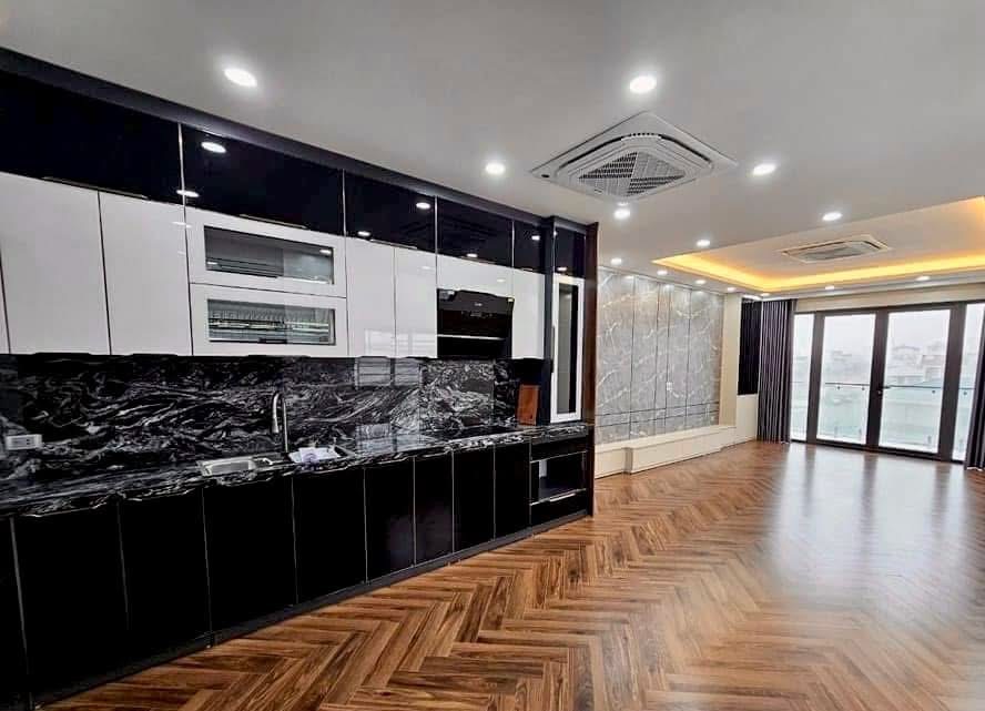 NHÀ MỚI KÍNH CONG -  TRUNG TÂM ĐỐNG ĐA, 5 PHÚT RA VĂN MIẾU.