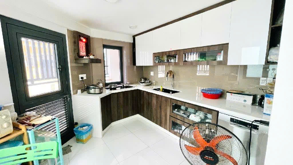 Nhà 5 tầng thoáng 3 mặt hẻm xe tải - Trịnh Đình Trọng