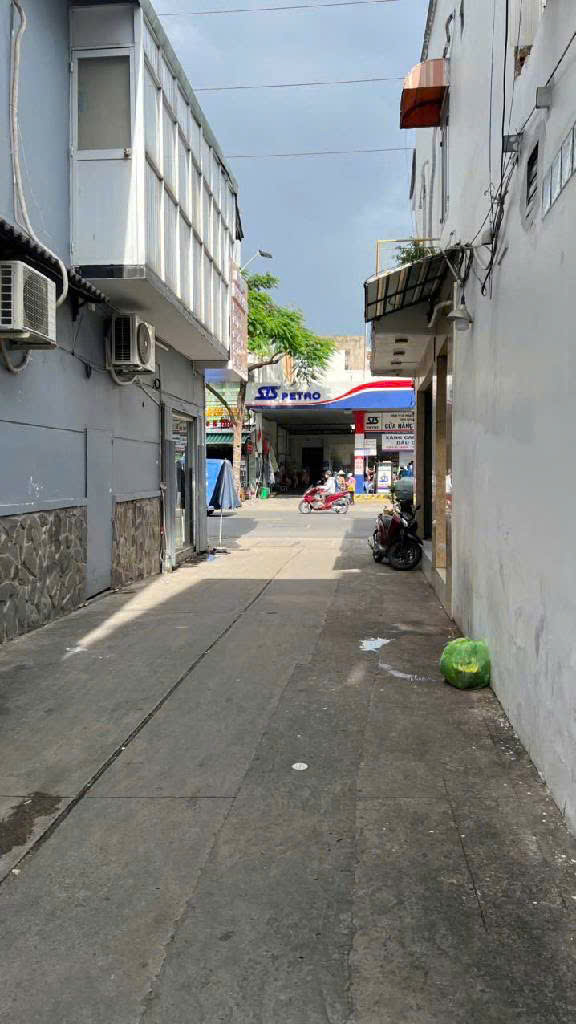 Nhà hẻm xe hơi Lạc Long Quân