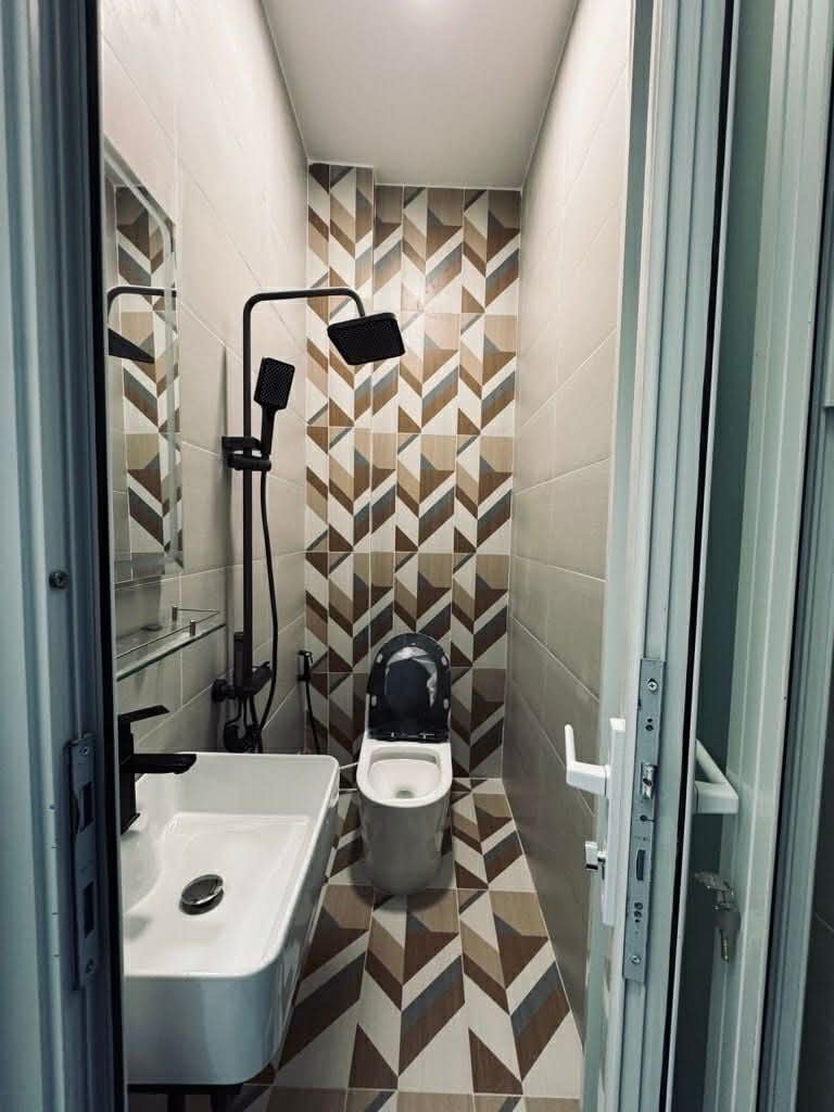 BÁN NHÀ QUẬN 5 – NGAY CẠNH CHỢ LỚN – CHỈ HƠN 5 TỶ – MỚI ĐẸP LUNG LINH