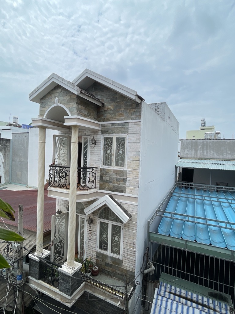 bán nhà Lê Ngã ,72m, hẻm xe hơi, sổ đẹp hoàn công đủ ,giá chỉ 9.3 TL