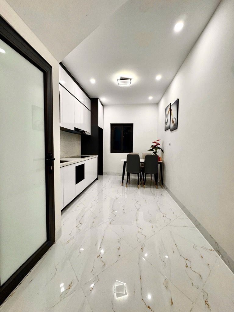 Bán nhà Anh Đào1 -  Long Biên 30 m2 5 tầng MT 4 m gần phố ngõ thông còn mới về ở ngay