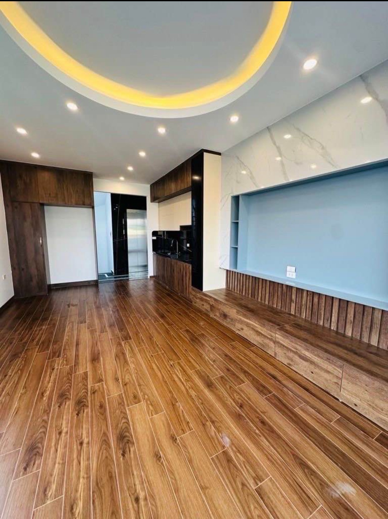 Một căn duy nhất Thạch Bàn 45m2 thang máy 8tỷ hơn - gara oto - đường oto tránh