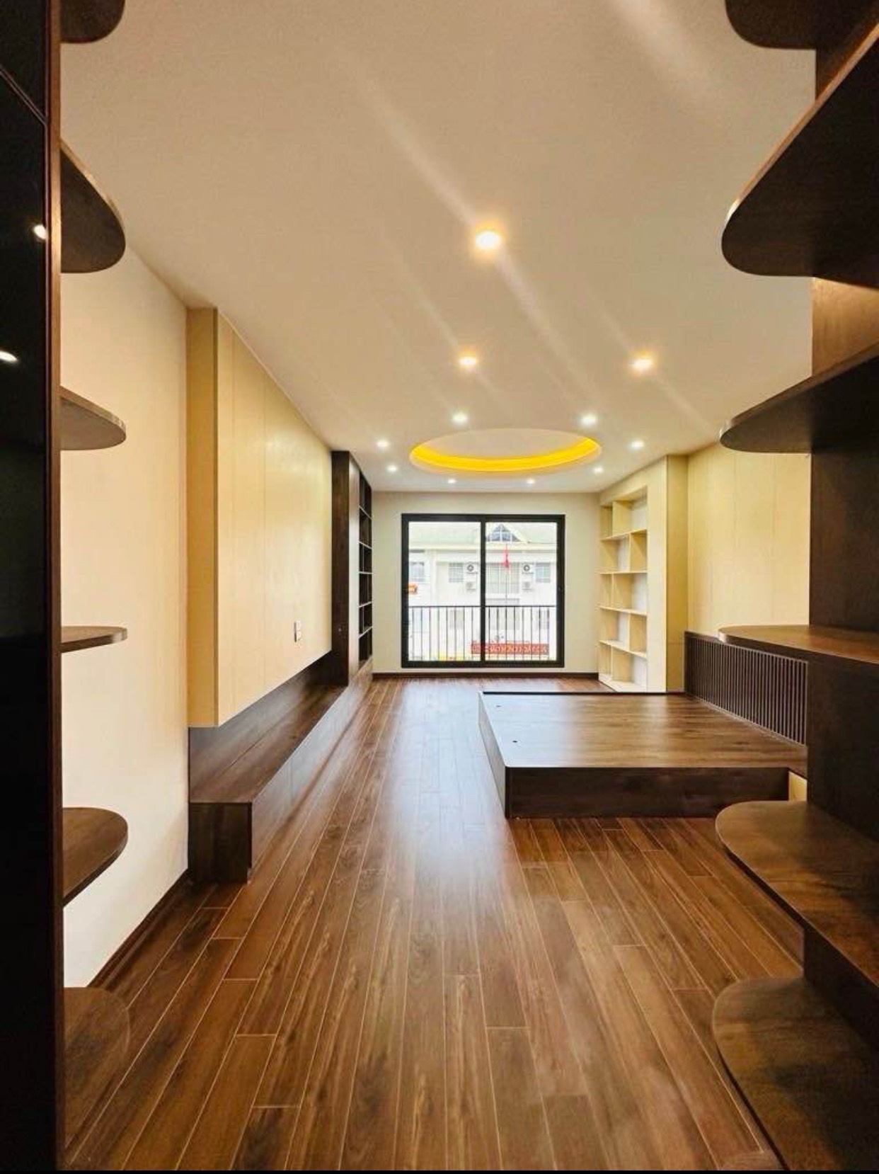 Một căn duy nhất Thạch Bàn 45m2 thang máy 8tỷ hơn - gara oto - đường oto tránh