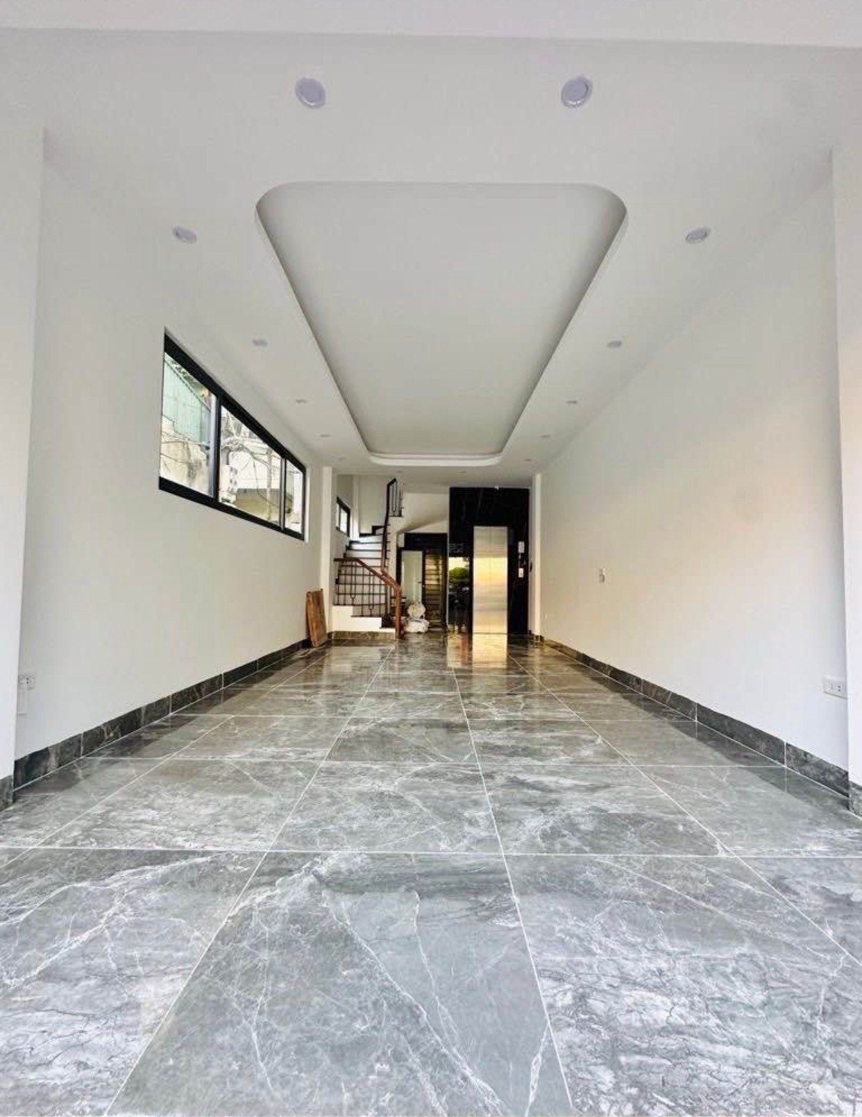 Một căn duy nhất Thạch Bàn 45m2 thang máy 8tỷ hơn - gara oto - đường oto tránh