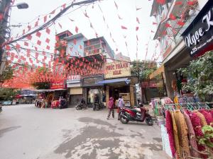 Nhà mặt phố- lô góc rộng -hai ô tô tránh nhau