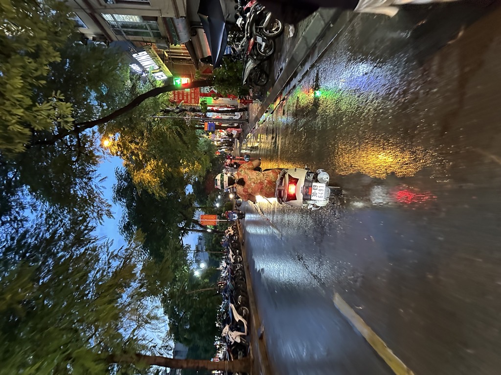 Bán Nhà Vũ Tông Phan, 80m, 7 Tầng Thang Máy, Ngõ Thông Ô Tô, 22 Phòng KK, Dòng Tiền 1.5 Tỷ/Năm, PCCC Đạt Chuẩn, 26.9 Tỷ