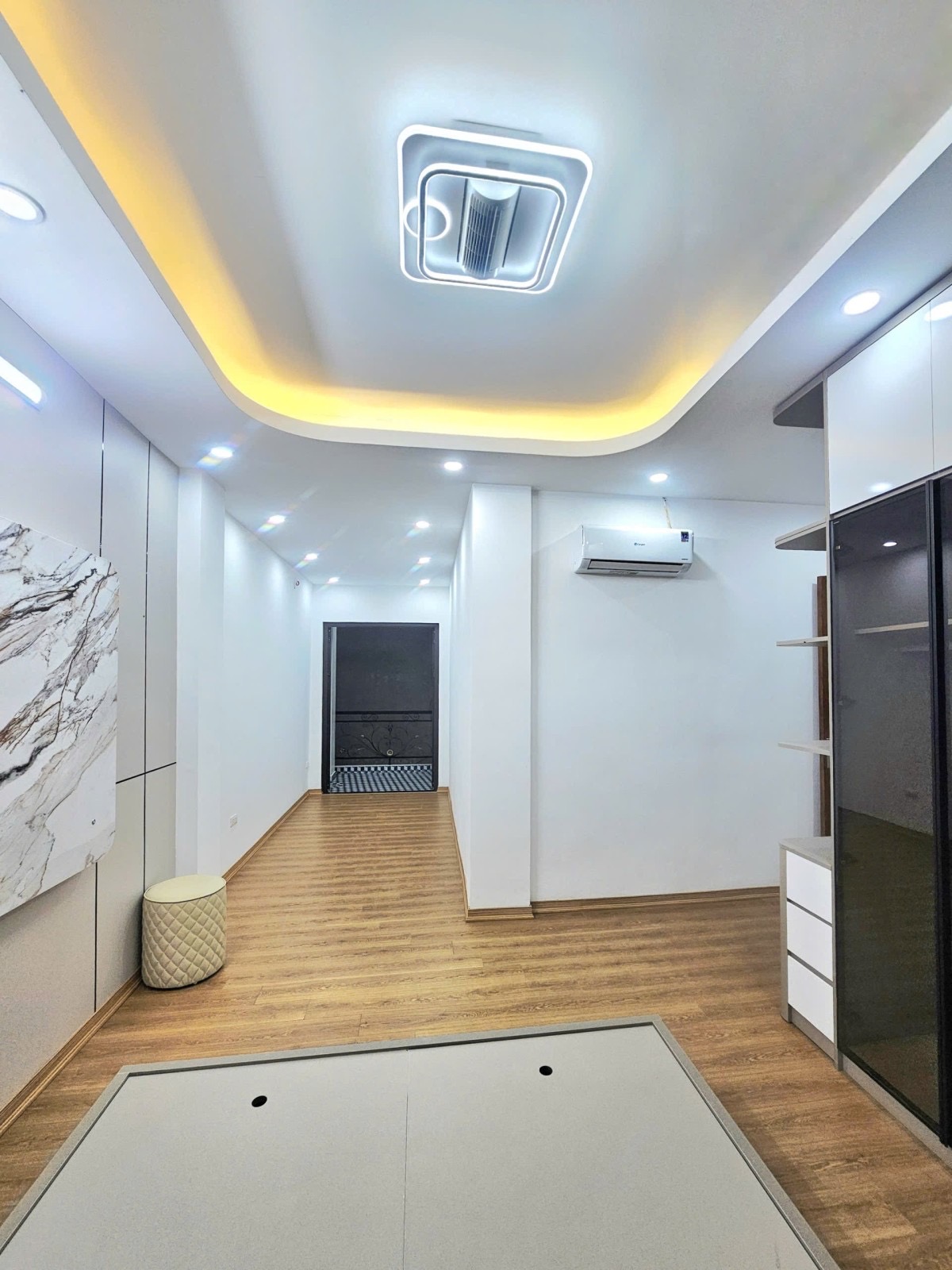 Bán nhà Trần Hữu Tước 38.5m2 x 7 Tầng thang máy full nội thất gần hồ - gần Ô tô