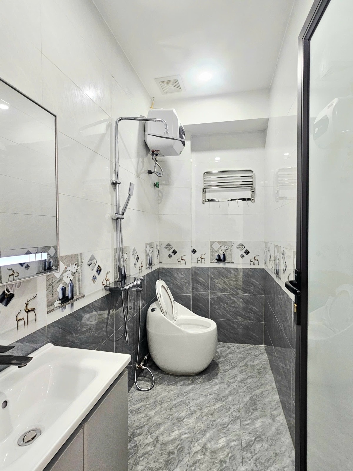 Bán nhà Trần Hữu Tước 38.5m2 x 7 Tầng thang máy full nội thất gần hồ - gần Ô tô