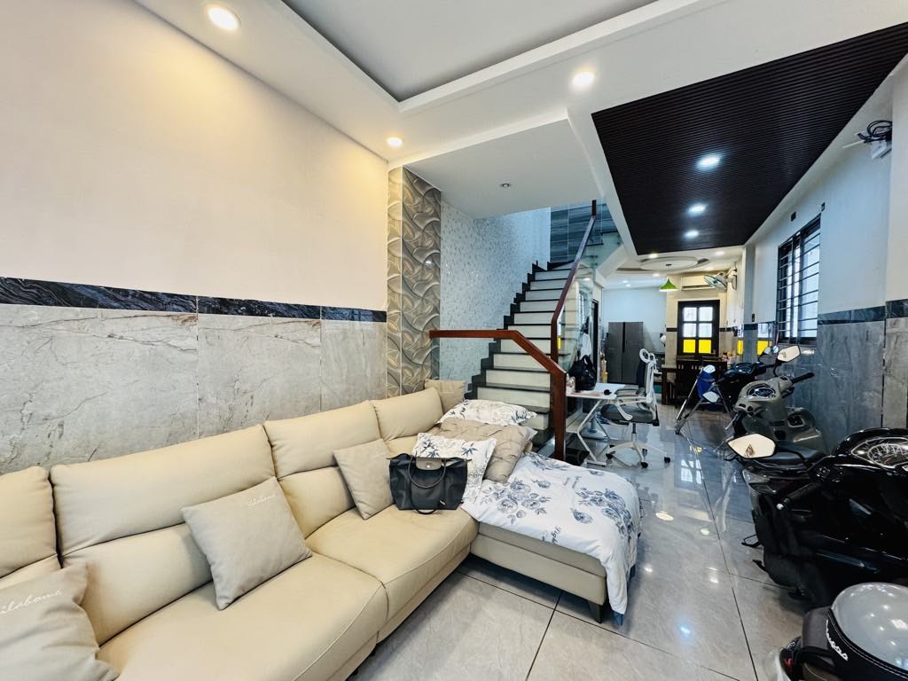 DÒNG TIỀN HÀNG THÁNG NGAY SÁT MẶT TIÊN ĐƯỜNG D2 - P25- BÌNH THẠNH - NHÀ ĐẸP LUNG LINH 45 M2- 2 TẦNG - CHỈ 10 TỶ THƯƠNG LƯỢNG