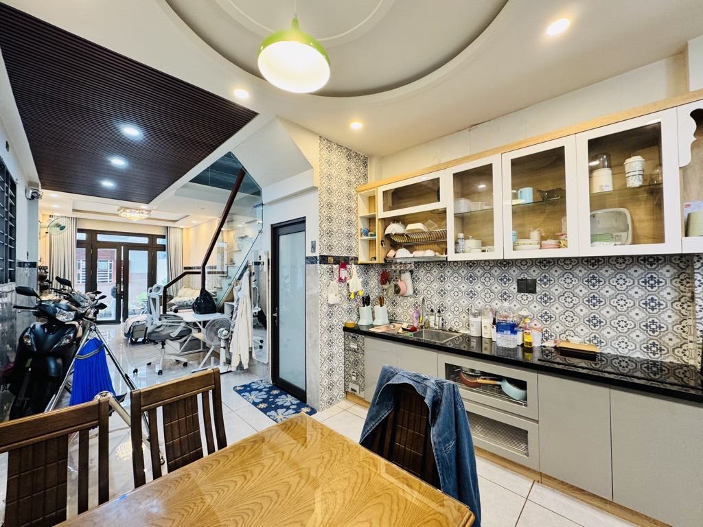 DÒNG TIỀN HÀNG THÁNG NGAY SÁT MẶT TIÊN ĐƯỜNG D2 - P25- BÌNH THẠNH - NHÀ ĐẸP LUNG LINH 45 M2- 2 TẦNG - CHỈ 10 TỶ THƯƠNG LƯỢNG