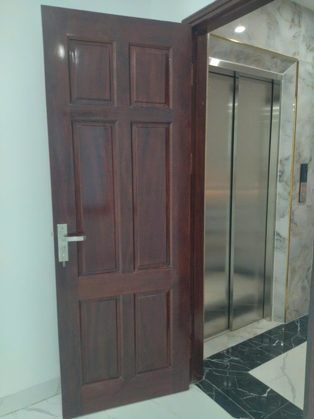 OTO ĐỖ CỬA - NHÀ MỚI XÂY - DỌN VÀO ĐÓN TẾT NGAY