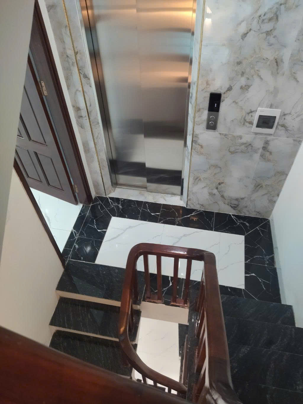 OTO ĐỖ CỬA - NHÀ MỚI XÂY - DỌN VÀO ĐÓN TẾT NGAY