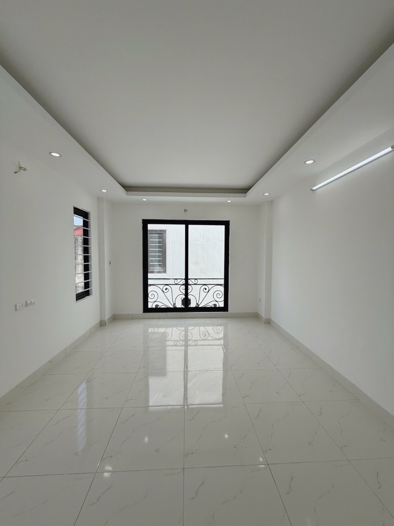 Nhà lô góc sổ riêng – phố việt hưng – 5 tầng mới tinh – chỉ hơn 7 tỷ