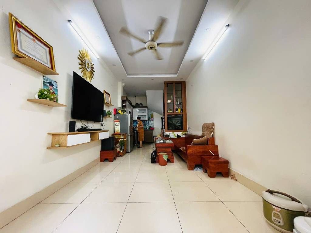 BÁN NHÀ Cầu Giấy - 30m2 - Ngõ thông, rộng, thoáng, sạch - 9.3 tỷ.