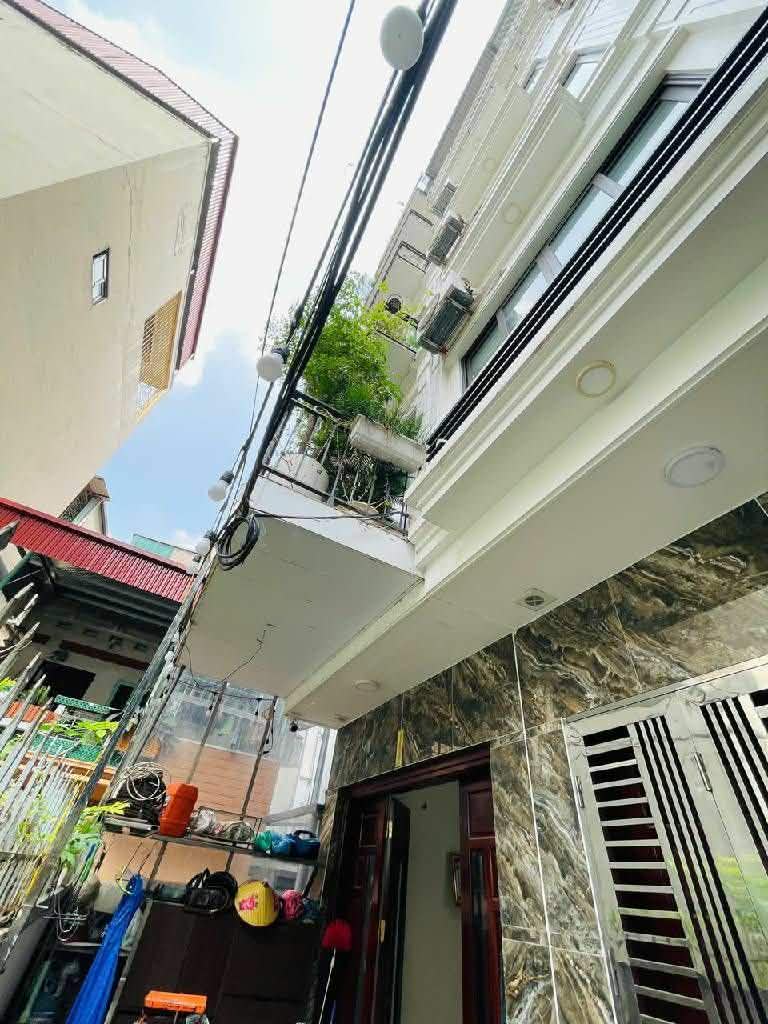 BÁN NHÀ Cầu Giấy - 30m2 - Ngõ thông, rộng, thoáng, sạch - 9.3 tỷ.