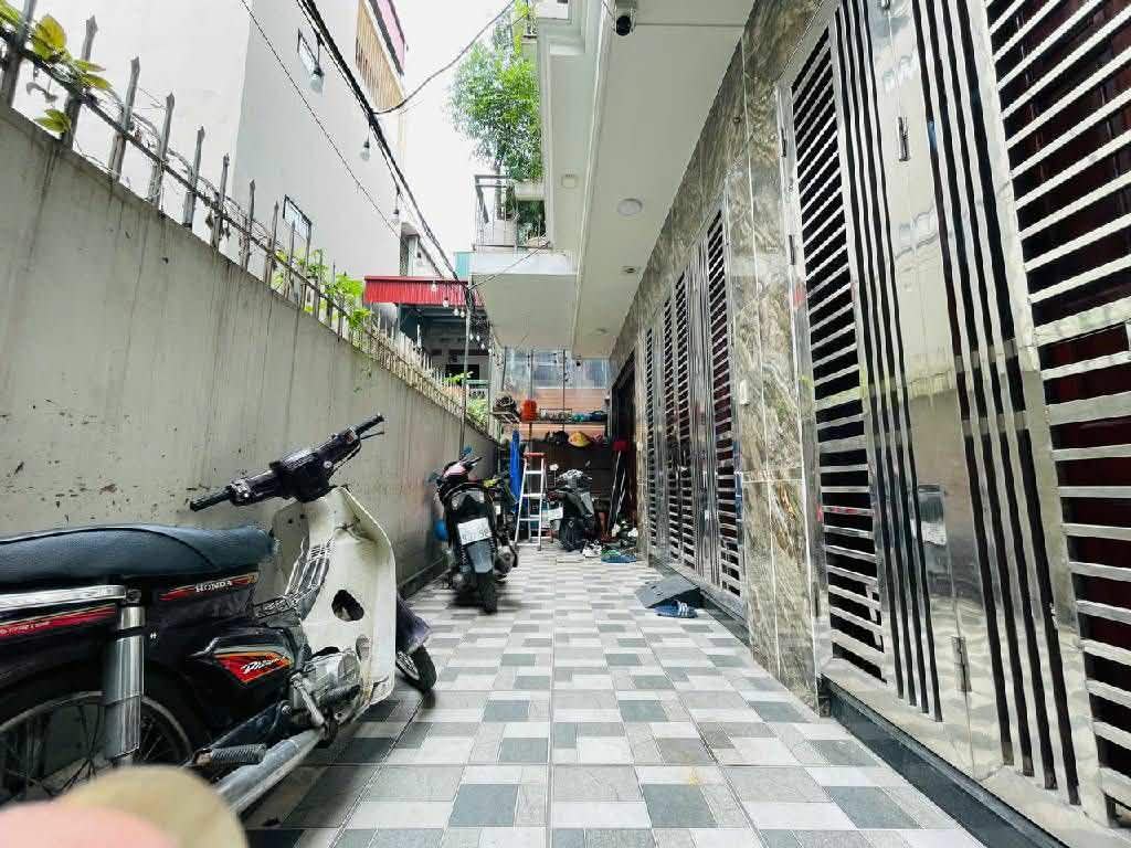 BÁN NHÀ Cầu Giấy - 30m2 - Ngõ thông, rộng, thoáng, sạch - 9.3 tỷ.