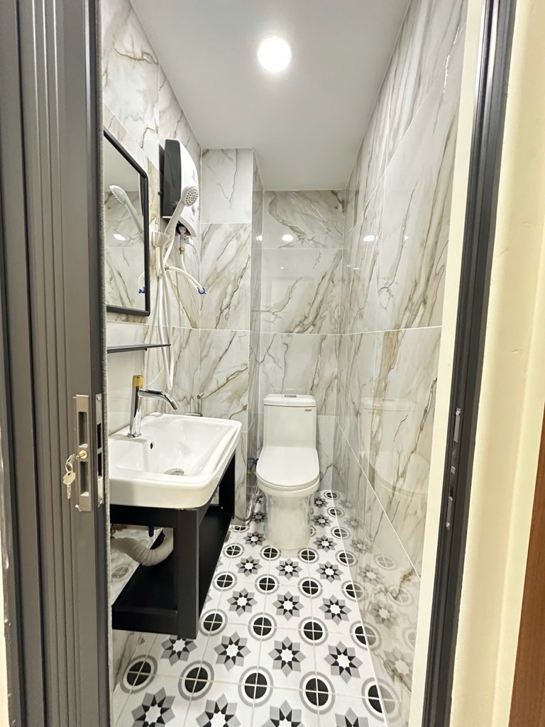 Nhà đẹp 4 tầng - hẻm xe hơi đỗ - quận 5 giáp quận 1