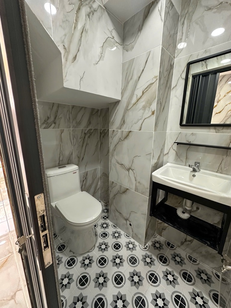 Nhà đẹp 4 tầng - hẻm xe hơi đỗ - quận 5 giáp quận 1