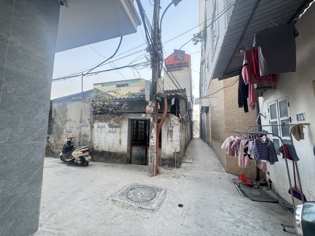 Nhà cách mặt phố Yên Viên 100m.Mặt tiền siêu rộng