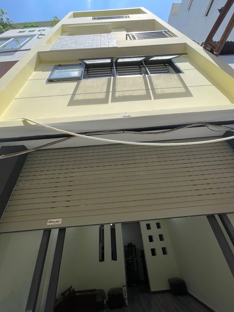 NHÀ ĐÚC BTCT, VỊ TRÍ ĐẸP TRUNG TÂM QUẬN ĐI LẠI THUẬN TIỆN.