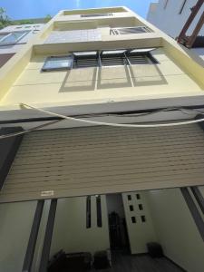 NHÀ ĐÚC BTCT, VỊ TRÍ ĐẸP TRUNG TÂM QUẬN ĐI LẠI THUẬN TIỆN.