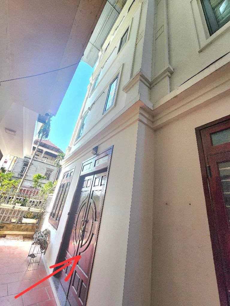 - Nhà đẹp Ngọc Thuy, Mặt tiền rộng, sát xe to tránh. 45m 6.5 tỷ