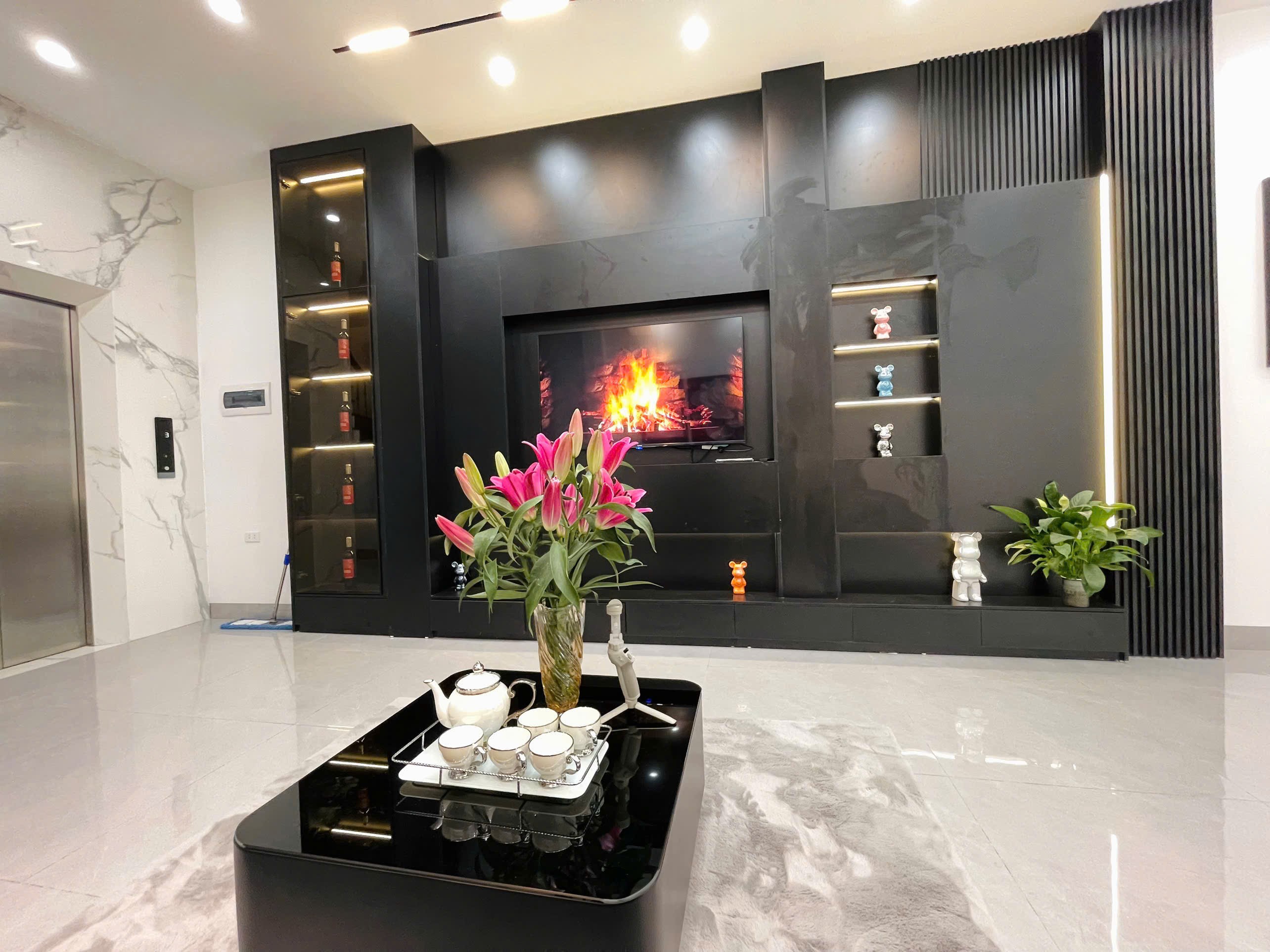 MẶT NGÕ LÔ GÓC,  Ô TÔ ĐỖ CỬA