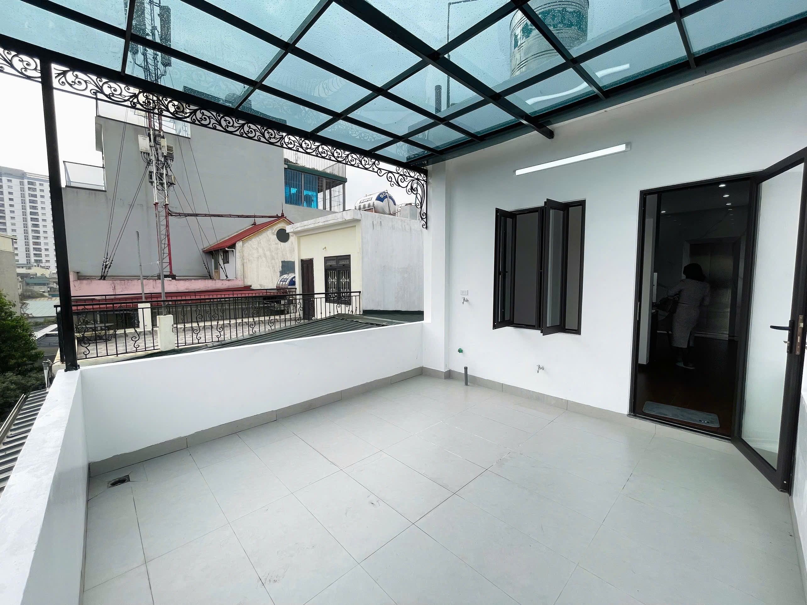 MẶT NGÕ LÔ GÓC,  Ô TÔ ĐỖ CỬA