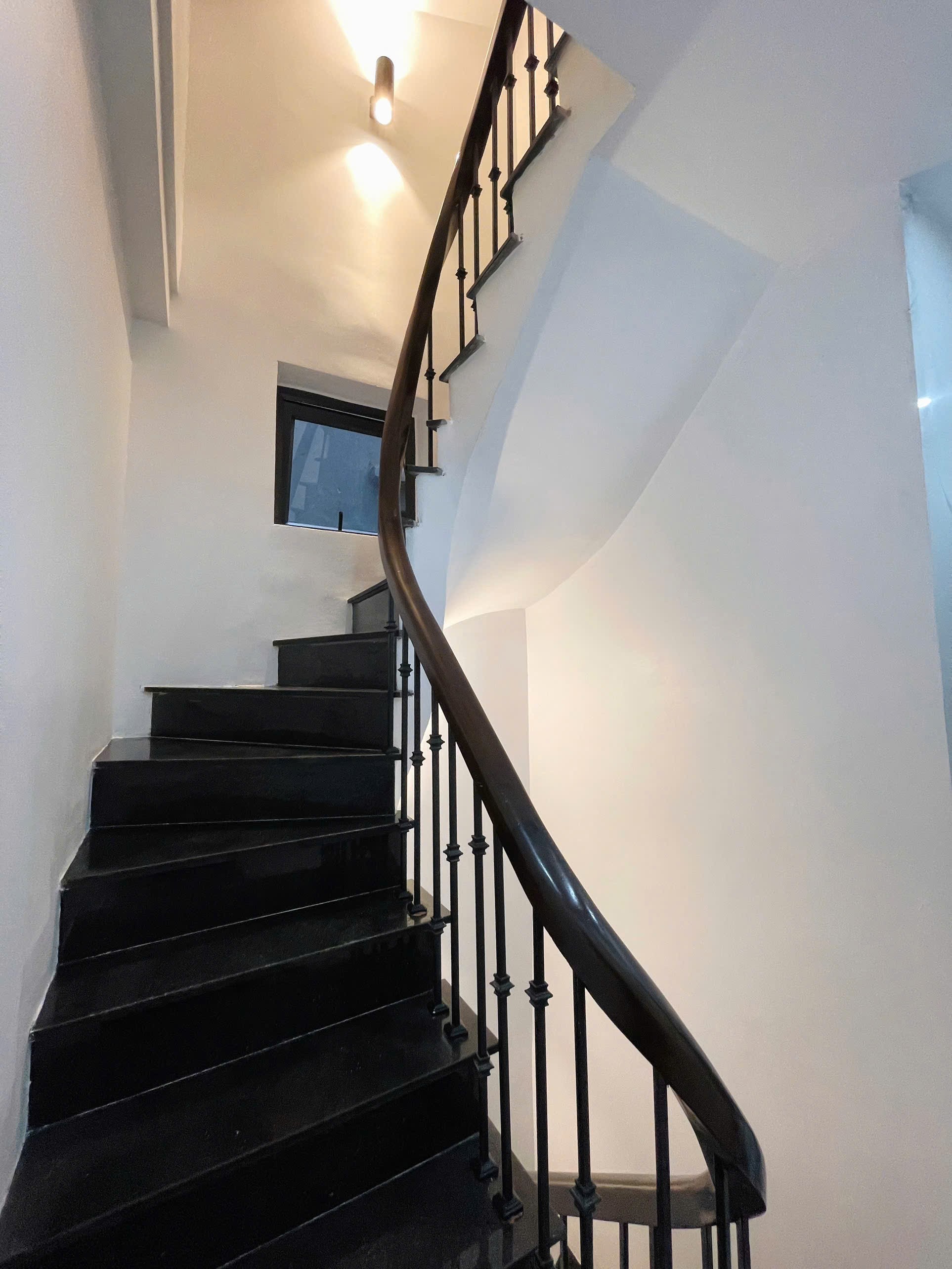 MẶT NGÕ LÔ GÓC,  Ô TÔ ĐỖ CỬA