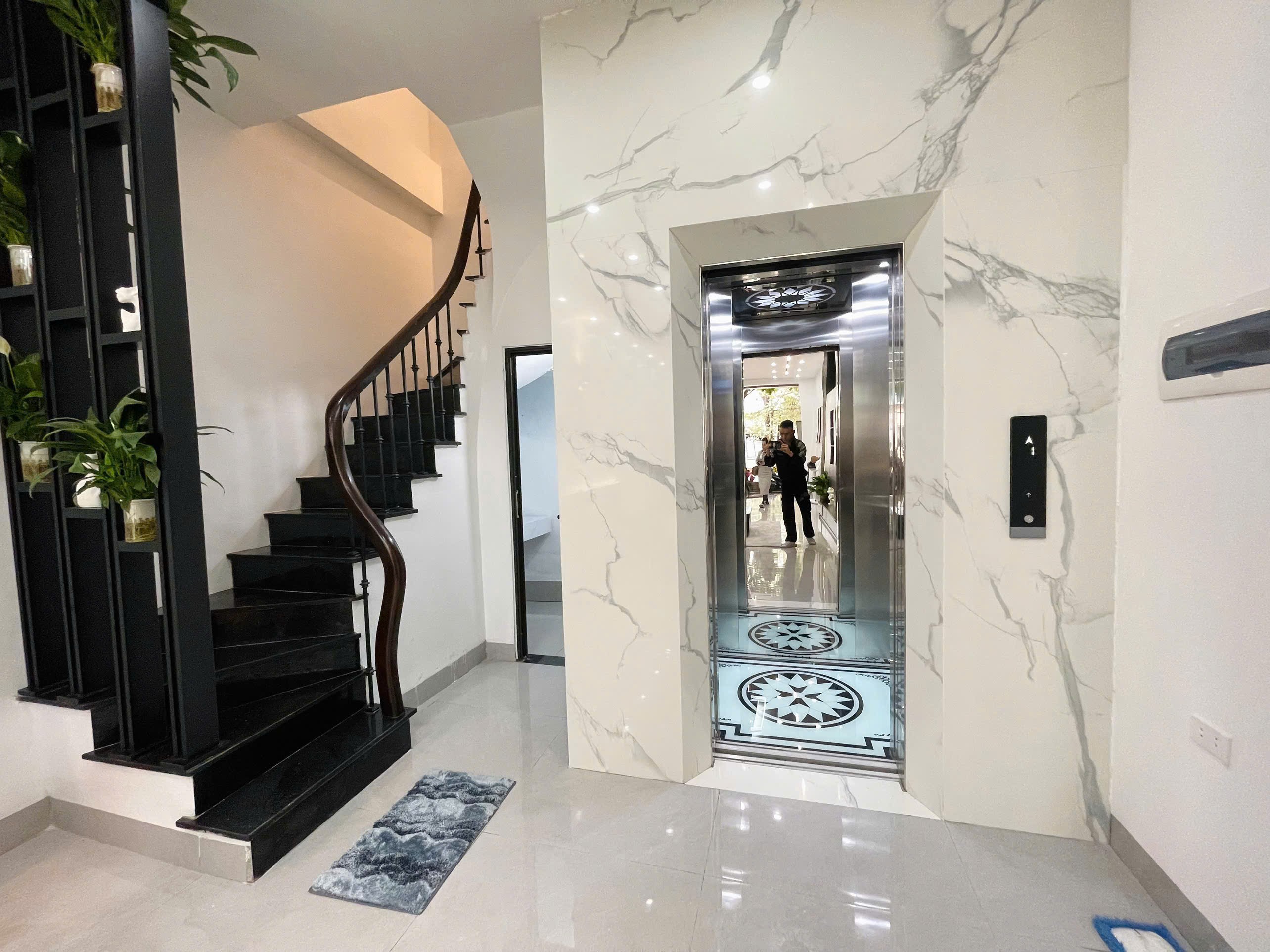 MẶT NGÕ LÔ GÓC,  Ô TÔ ĐỖ CỬA