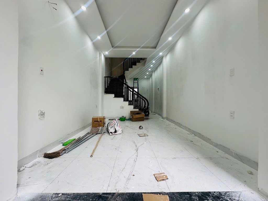 BÁN Gấp nhà 40m2 XUÂN PHƯƠNG, cạnh CĐ FPT chỉ hơn 6 tỷ - Ô tô đỗ cửa - Ngõ thông tứ tung - Hai mặt thoáng trước sau