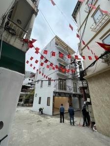 NHÀ MỚI CÒN NGUYÊN MÙI SƠN – Ô TÔ VÀO NHÀ