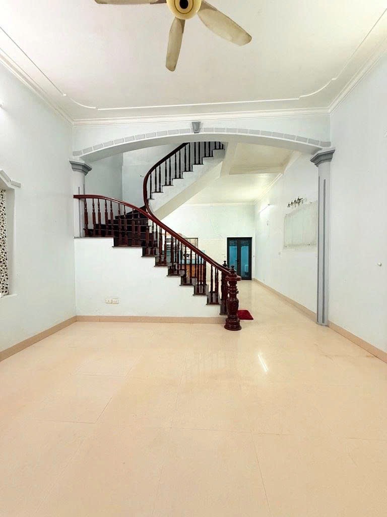 Đàm Quang Trung Long biên - Nhà dân xây, ngõ thông, 77m 3 tầng 13.5 tỷ