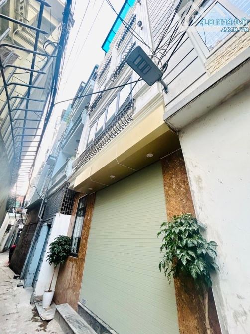 Bán nhà đường Hoàng Mai, 10 m ra ô tô đỗ, sát đường chính, DT: 35mx 5T, sổ đỏ, giá: 7tỷ75