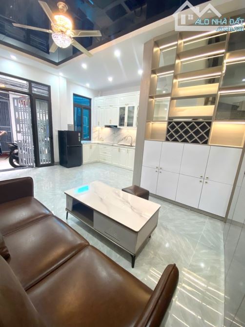 Bán nhà Trương Định 40m² x 5 tầng giá 8,5 tỷ – sổ đỏ, nhà đẹp, ngõ thông, tiện ích đầy đủ