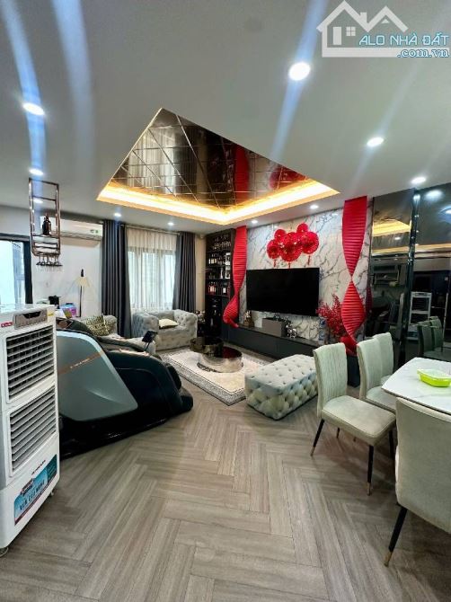 Nhà đẹp Trương Định Hoàng Mai 32m² x 5T, sổ đỏ, ngõ thông, giá 8 tỷ