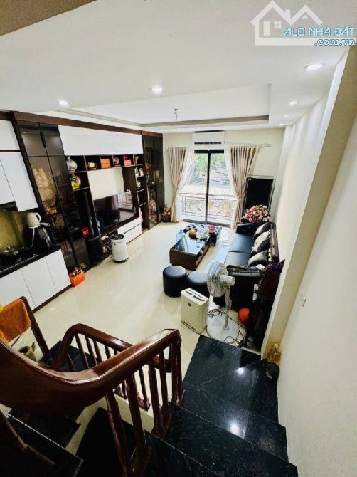 Bán nhà Tân Mai sổ đỏ, 35m x 5 tầng, ngõ thông, nhà đẹp ở ngay, giá 7,5 tỷ