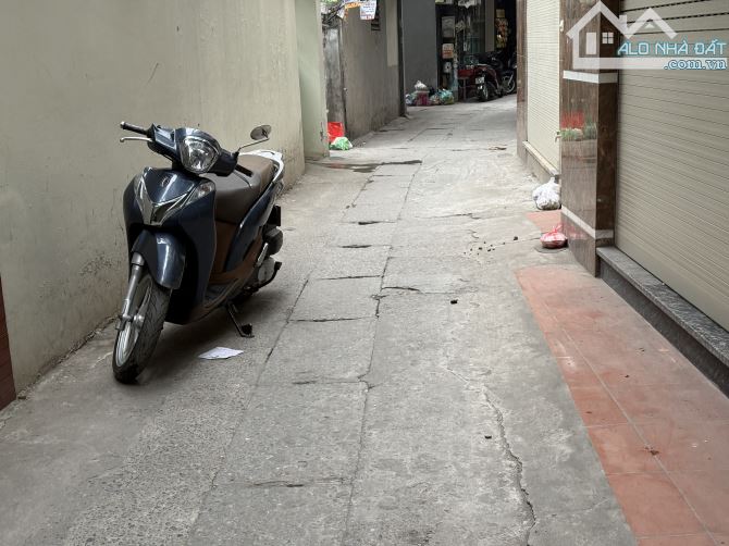 Nhà Tân Mai Hoàng Mai 32m2 x 4 tầng, gần chợ, sổ đỏ, giá 6,90 tỷ