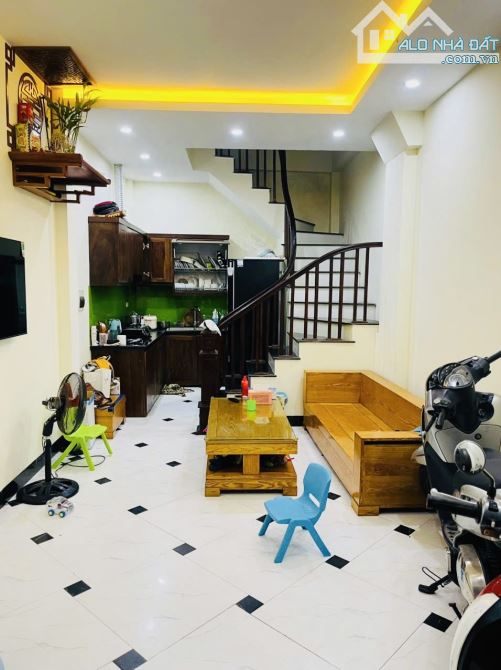 Ngay gần bến xe Giáp Bát – Trương Định 35m 6 tầng ô tô đỗ cửa kinh doanh – giá cực tốt!!!