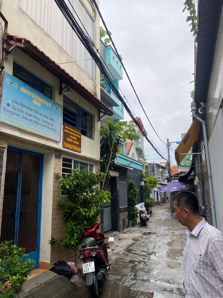 Nhà 3 tầng sân thượng - BTCT - HXH