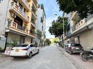 Chính chủ gửi bán nhà 7 tầng , kinh doanh, ngay mặt phố Thạch Bàn