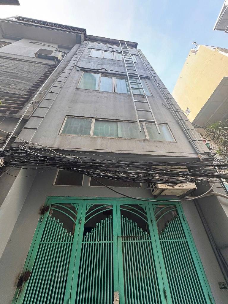 Nhà 4 tầng, 3 ngủ ngay trần quốc vượng 8,3 tỷ